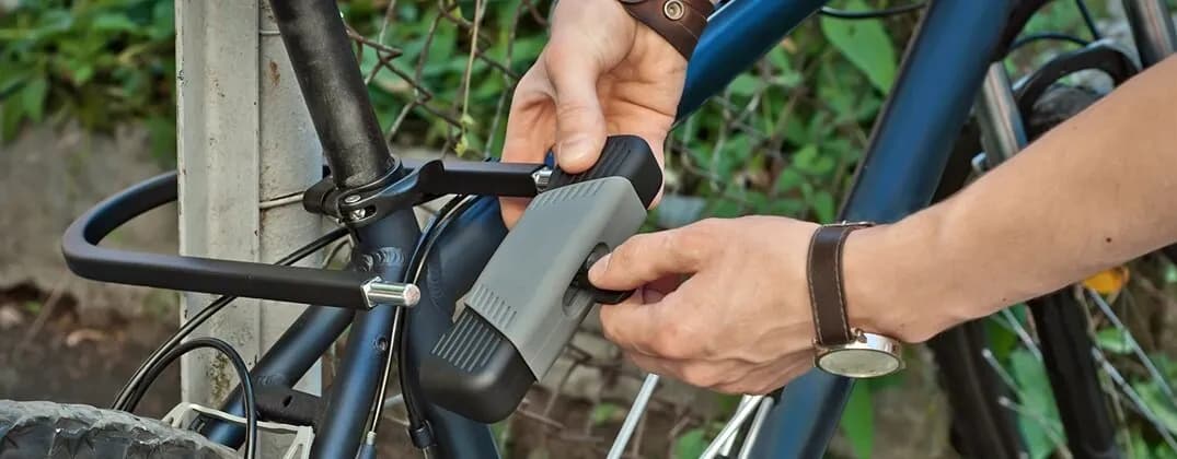 Jak przypinać rower, aby skutecznie uniknąć kradzieży i strat