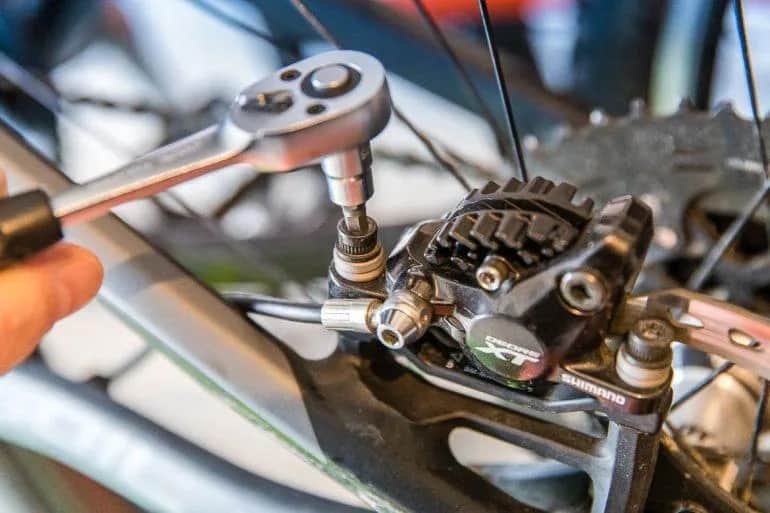 Jak naciągnąć hamulce w rowerze, aby uniknąć niebezpiecznych sytuacji