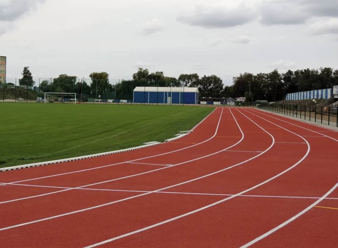 Ile metrów ma bieżnia na orliku? Oto zaskakujące szczegóły!