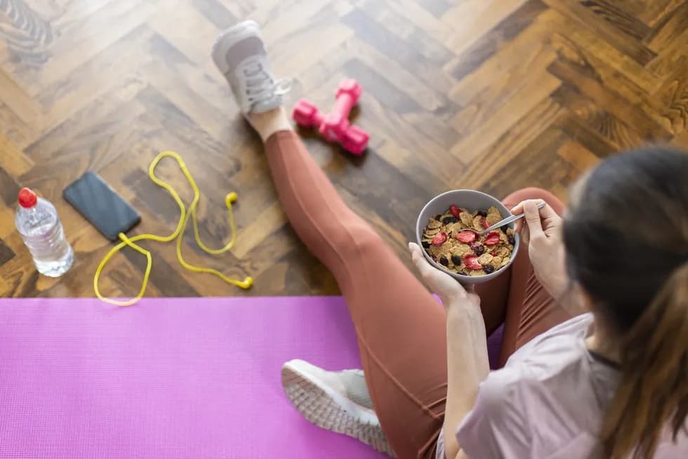 Czy po treningu trzeba jeść? Kluczowe informacje o posiłkach potreningowych